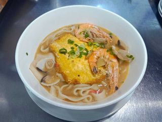 Fatias De Massa Em Sopa Com Camarão