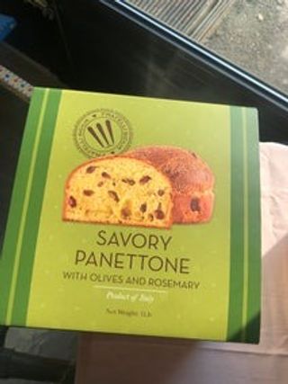 Panettone salato con olive e rosmarino