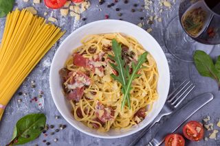 Паста з хамоном та в’яленими томатами 