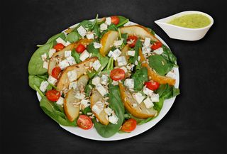 Sałatka z karmelizowaną gruszką na szpinaku, z serem Lazur 