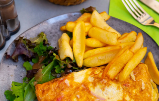 Omelete com Batata e Salada