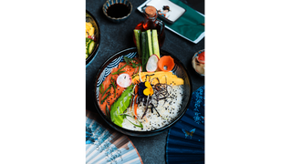 Poke Bowl z marynowanym łososiem (surowy)