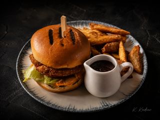 Бургер с хрупкаво пиле, пържени картофи и BBQ сос
