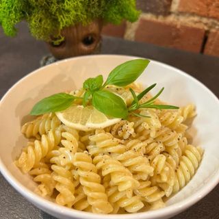 Makaron z sosem cytrynowo-śmietanowym