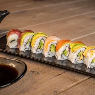 Rainbow Roll Especial (8 Uds.)