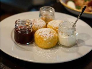 Сирники зі сметаною, яблучним повидлом та соленою карамеллю 250г