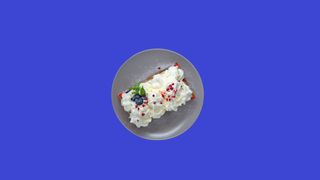 Gofry z bitą śmietaną i owocami