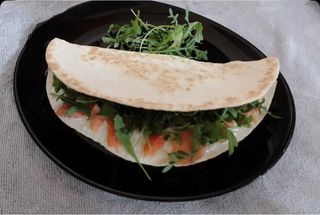 Salmone affumicato Norvegia, squacquerone, rucola