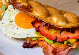 Сирна вафля з беконом