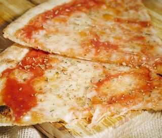 Pizza Margherita al piatto