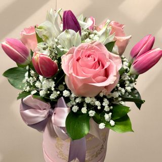 Кутия с лалета, рози и алстромерия