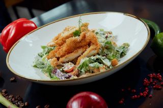 Salată cu pui crocant