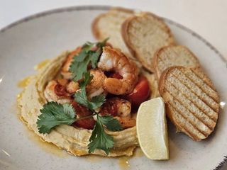 Домашній хумус зі смаженими креветками та помідорами чері (350g)