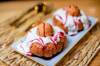 Papanasi cu gem de afine si smantana