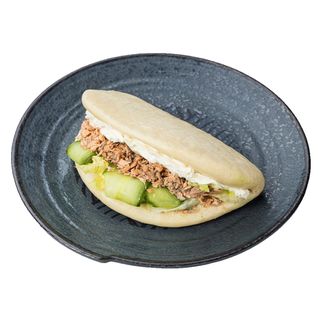 Булочка бао з крем-сиром та лососем Well Done