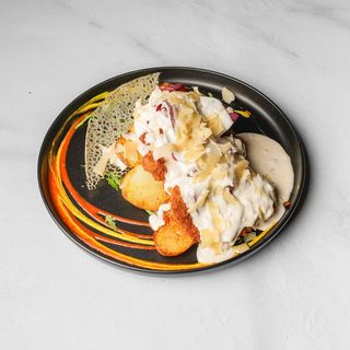 Pileća pohovana šnicla sa pršutom i umakom od parmezana