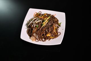 64. Soba grano senza glutine saltato con verdura mista