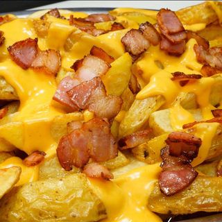 Patatas Bravas Con Cheese Y Bacon