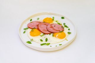 Глазунья с колбаской