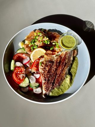 Дорадо гриль з смеш картопелькою і салатом