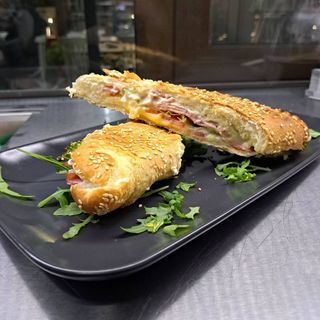 Sendvič sa pečenicom