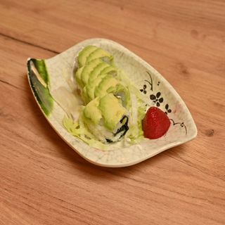 90.Uramaki Agucate cubierto de aguacate  (4 Uds.)