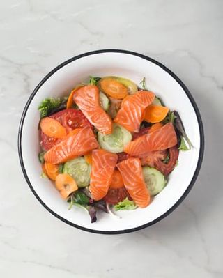 Insalata mista di verdure con salmone marinato