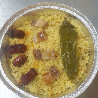 Migas con chorizo, panceta y pimientos fritos