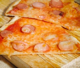 Pizza wurstel al spicchio