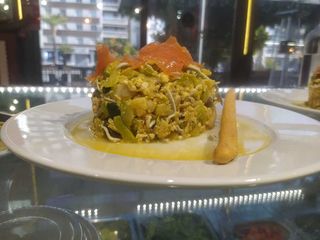 Revuelto de calabacín con salmón ahumado,gambas  y gulas.