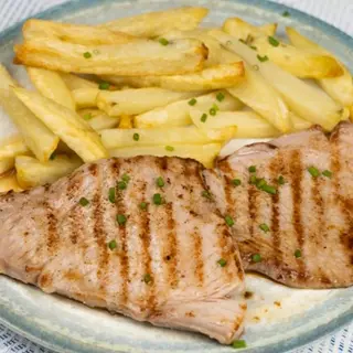 Ternera a la plancha, ensalada y papas