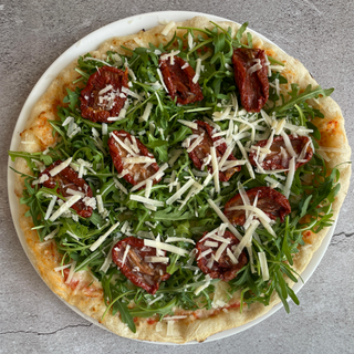 Pizza Tomate Seco e Rúcula