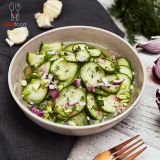 Salată de castraveți cu ceapă și oțet