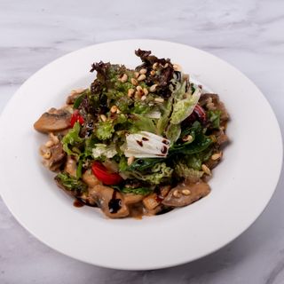 Теплый салат с телятиной