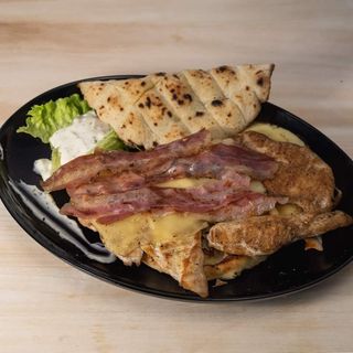 Big pileći file u lepinji s pancetom i sirom