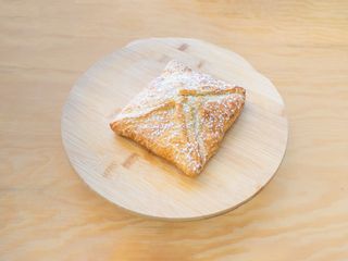 Bułka w cieście francuskim z bananem i orzechowo czekoladowym nadzieniem 