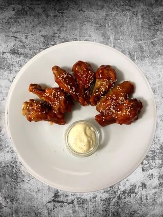 Курячі крильця <Бафалло> з соусом (300/50г)