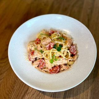 Паста з лососем та моцарелою