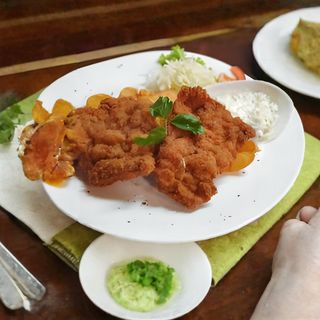 Bečka šnicla sa prilogom 200 gr