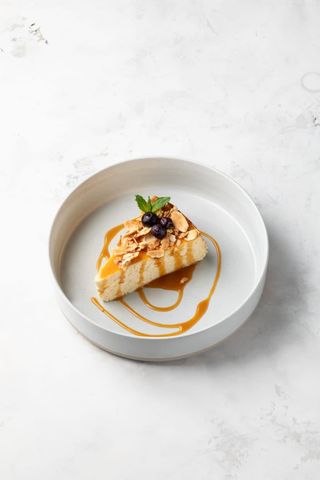 Чизкейк с домашней карамелью и миндальными слайсами