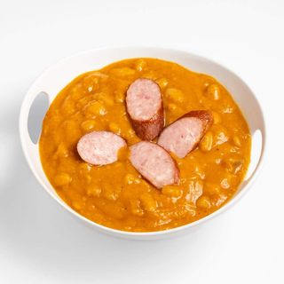 Grah s kobasicom, lepinja, kupus salata