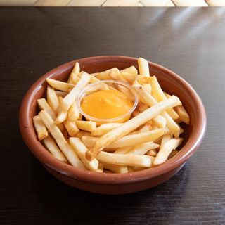 Patatas Fritas Con Salsa Cheddar 