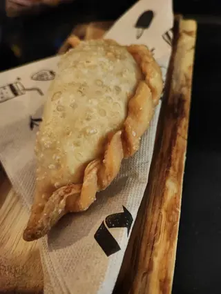PASTELITO CARNE MECHADA Y QUESO