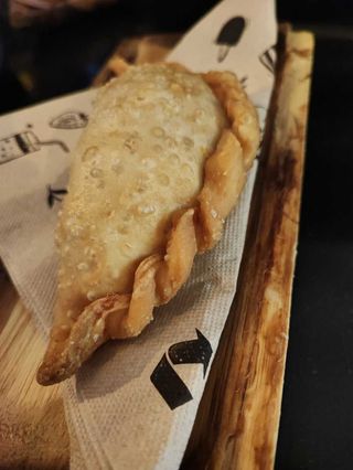 PASTELITO CARNE MECHADA Y QUESO