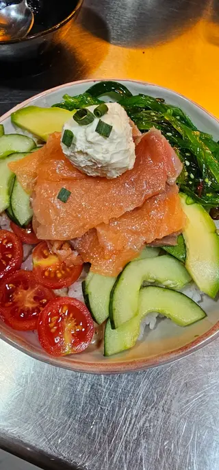 Poke de salmón ahumado