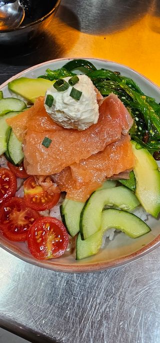 Poke de salmón ahumado