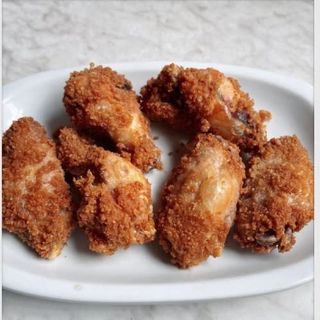 P8. 6 alitas de pollo crujientes broaster