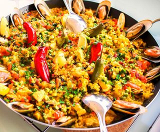 Paella cu fructe de mare