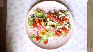 Tosta De Guacamole Con Cherrys Y Queso Feta