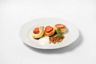 Запеченные сырники с греческим йогуртом и гранолой 